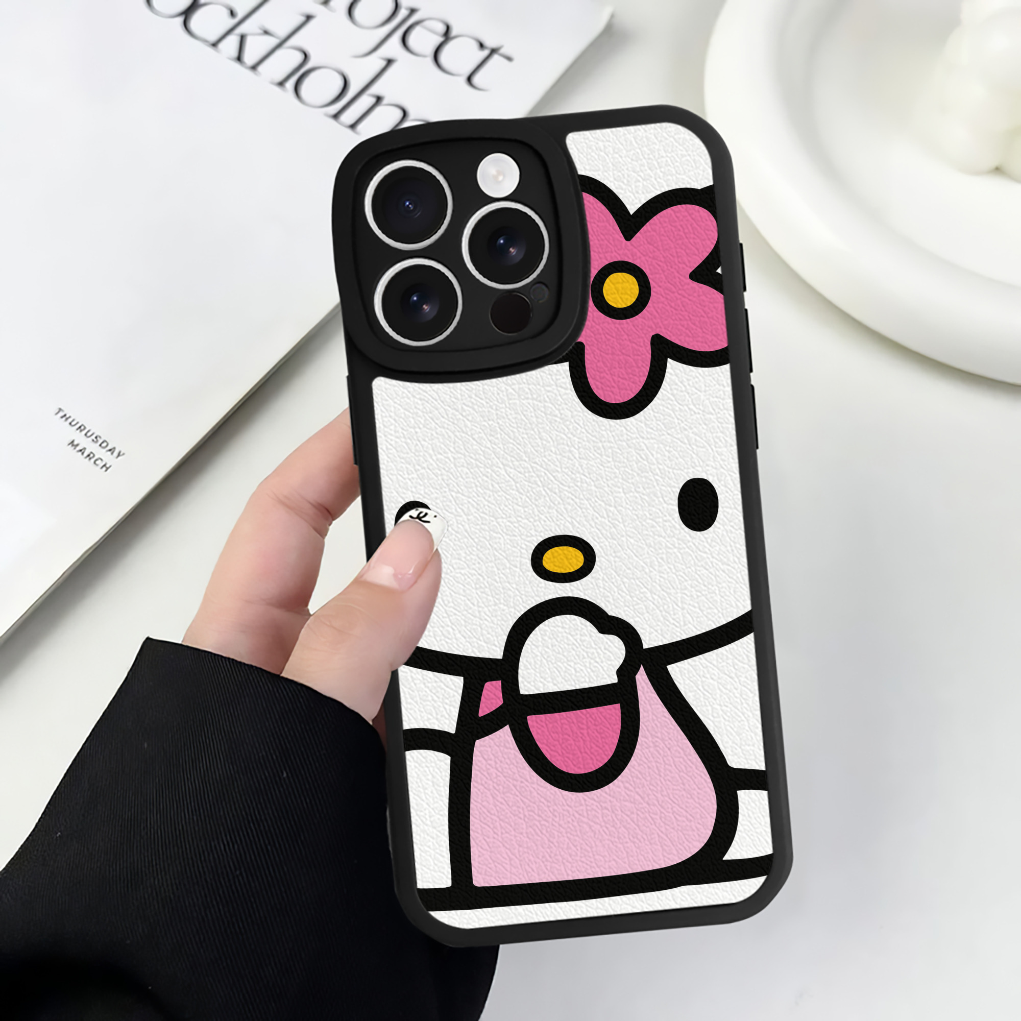 （画像用） Hello Kitty ハローキティ 【iPhone 16シリーズ対応】シリコンスマホケース（レザー調） 材質：シリコン